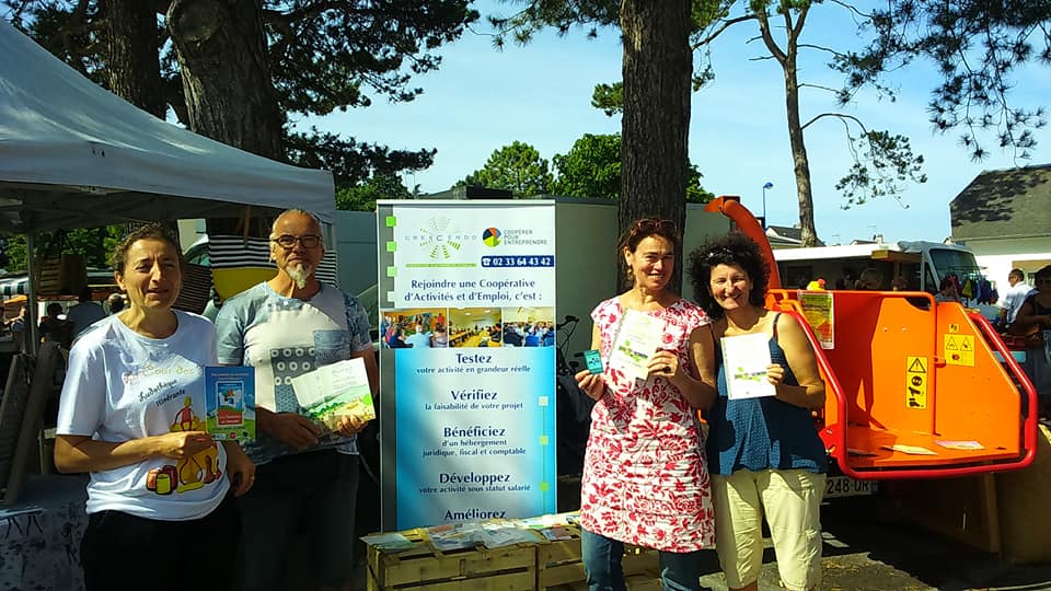 CrescendoCae's tweet photo. Une étape sous le soleil 🌞, dimanche entre Coutances et Hauteville-sur-Mer pour le #TourDesCAE 🚴‍♀️🚴‍♂️
Nos entrepreneurs ont pu échanger sur le statut d'entrepreneur-salarié avec les visiteurs du marché. #ESS #Manche #Entrepreneur https://t.co/a2HNpHPXB7