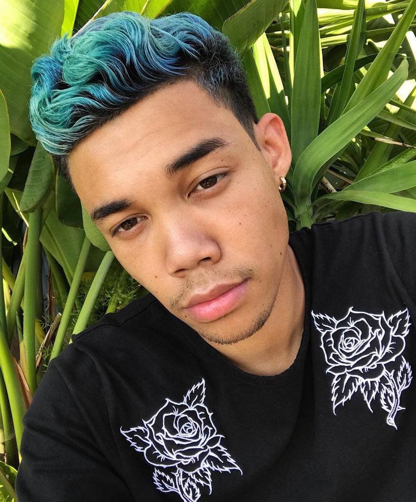 KeniasGalinsky's tweet photo. My best friend gets married today. Tried to dye my hair green in honor but it came out like this sea green and blue combo which works since he loves the beach. https://t.co/4pY4ZVuFcP