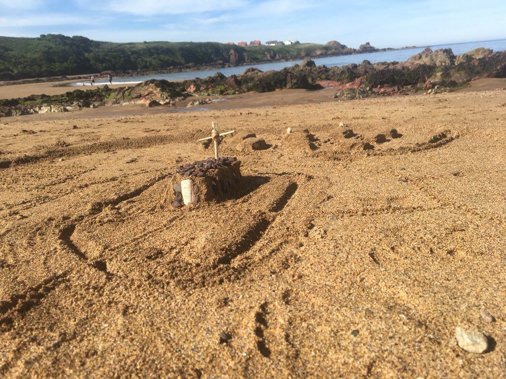TheDigVenturers's tweet image. For everyone wondering what the missing Anglo-Saxon monastery we’re looking for would have looked like, we made a reconstruction out of sand 🏖 #BeyondBede