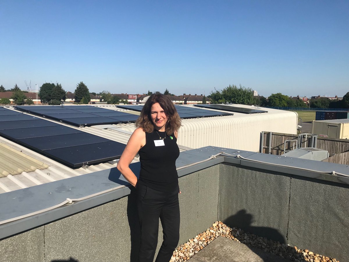 What a perfect day to celebrate ⁦@MuswellHillSust⁩ solar panels on ⁦@WoodsideHigh⁩ roof, lots of work to get this project off the ground but 100% worth it #communityenergyfortnight ⁦@Comm1nrg⁩ ⁦@CommEnergyLDN⁩