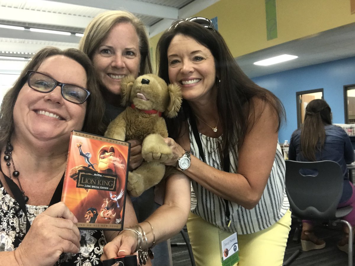 carper_jenny's tweet photo. #3p23divas #gcsp23 #gcsk12 The Lion and The 2 Golden Retrievers..... we all work together for kids!!!!! https://t.co/WMky5o3dfi