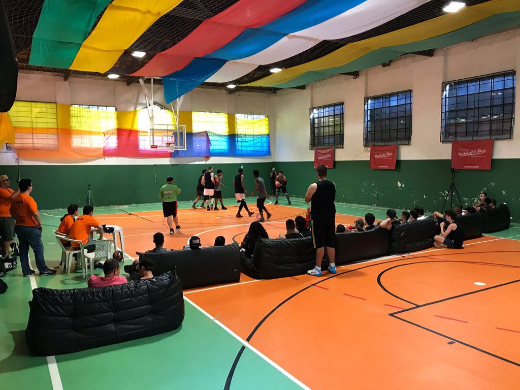 SpUrbanHoops's tweet photo. Ontem tivemos o primeiro campeonato 3x3 organizado pela @Mitchell_NessBR / @PickMeSports / @SpUrbanHoops ... Felicidade e satisfação é o que sobrou desse primeiro evento de muitos !!! Obrigado a todos que acreditarão !!! 😘🏀 https://t.co/5wrPaNgRIO