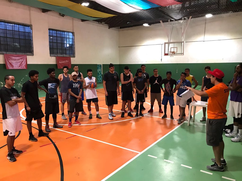 SpUrbanHoops's tweet photo. Ontem tivemos o primeiro campeonato 3x3 organizado pela @Mitchell_NessBR / @PickMeSports / @SpUrbanHoops ... Felicidade e satisfação é o que sobrou desse primeiro evento de muitos !!! Obrigado a todos que acreditarão !!! 😘🏀 https://t.co/5wrPaNgRIO