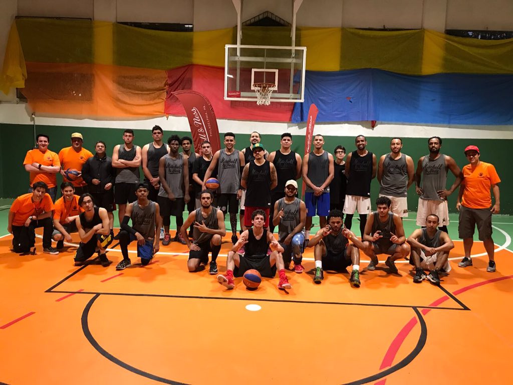 SpUrbanHoops's tweet photo. Ontem tivemos o primeiro campeonato 3x3 organizado pela @Mitchell_NessBR / @PickMeSports / @SpUrbanHoops ... Felicidade e satisfação é o que sobrou desse primeiro evento de muitos !!! Obrigado a todos que acreditarão !!! 😘🏀 https://t.co/5wrPaNgRIO