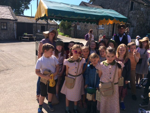 Blwyddyn 2 #evacuees visited @FoelFarmPark today. Here they are arriving - ready to be given jobs to do on the farm...