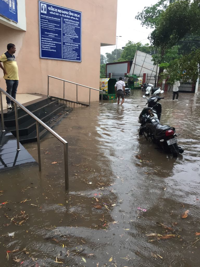 TheVadodara's tweet photo. #Vadodara
Pic 1 : Corporation office
Pic 2 : New court building
Pic 3 : Mayor Car, After today's rain
#VadodaraRains #GujaratRains #Monsoon2018 #Baroda #TPOV_ https://t.co/MNlFutOz7V