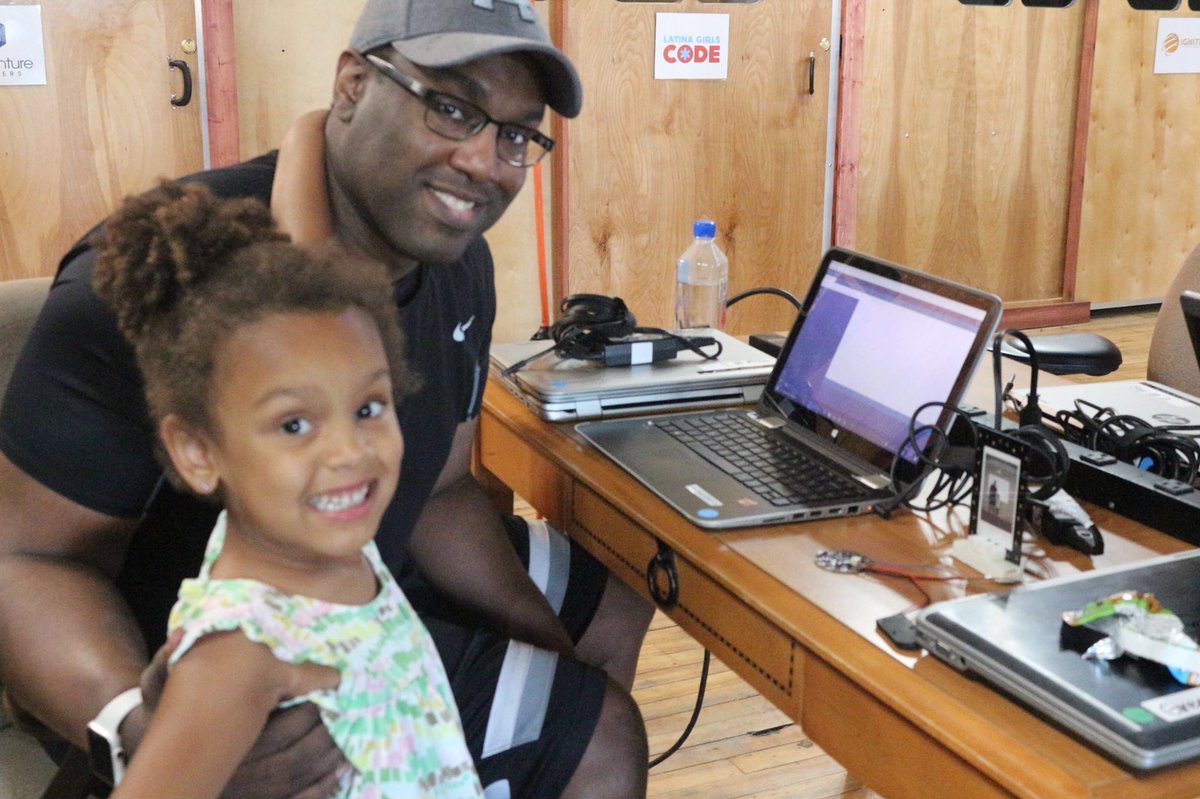 BlueStudios_io's tweet image. A glimpse of @LatinaGirlsCode’s annual Father’s Day Tech Event. Fathers &amp;amp; Daughters used #Arduinos to create LEF 3D printed personalized picture frames led by @kennethjulian &amp;amp; fellow LGC team members!
