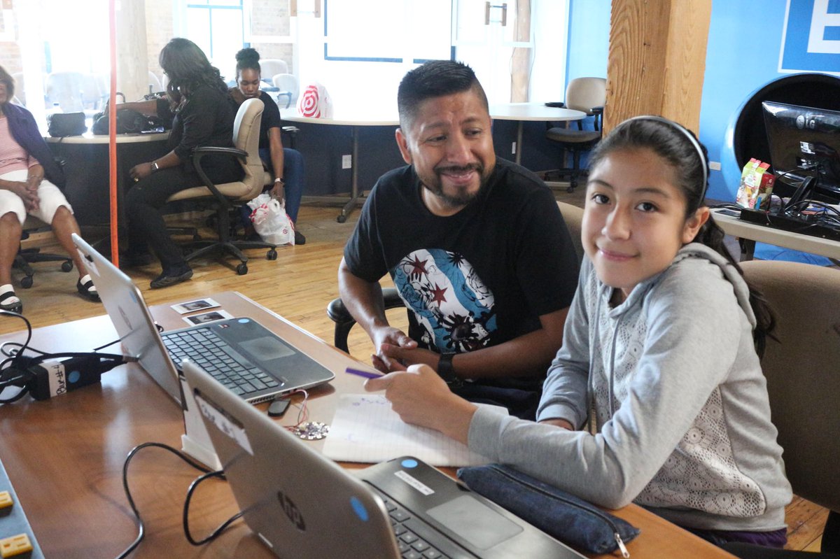 BlueStudios_io's tweet image. A glimpse of @LatinaGirlsCode’s annual Father’s Day Tech Event. Fathers &amp;amp; Daughters used #Arduinos to create LEF 3D printed personalized picture frames led by @kennethjulian &amp;amp; fellow LGC team members!