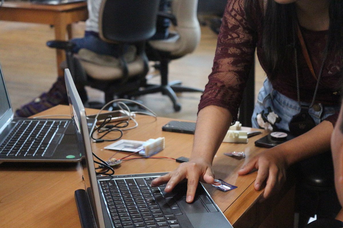 BlueStudios_io's tweet image. A glimpse of @LatinaGirlsCode’s annual Father’s Day Tech Event. Fathers &amp;amp; Daughters used #Arduinos to create LEF 3D printed personalized picture frames led by @kennethjulian &amp;amp; fellow LGC team members!