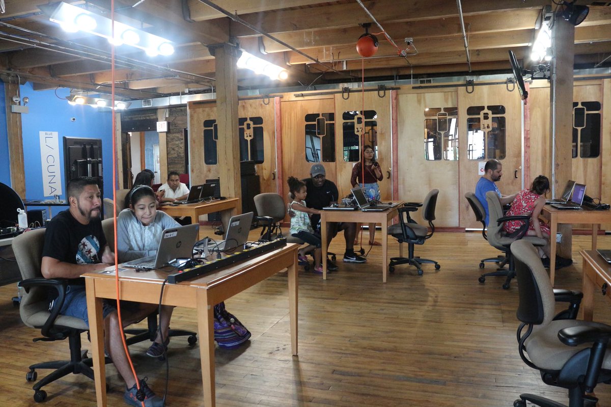 BlueStudios_io's tweet image. A glimpse of @LatinaGirlsCode’s annual Father’s Day Tech Event. Fathers &amp;amp; Daughters used #Arduinos to create LEF 3D printed personalized picture frames led by @kennethjulian &amp;amp; fellow LGC team members!