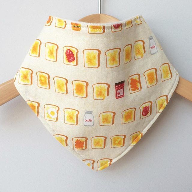 Toast... how do you like yours? I am all for the don’t melt the butter approach so cold toast for me! This cool bib has been handmade by @myjanuarybabyuk #toast #babybib #dribblebib #babyontheway #babyonboard #mamatobe #18weekspregnant #20weekspregnant … ift.tt/2yGhrjL