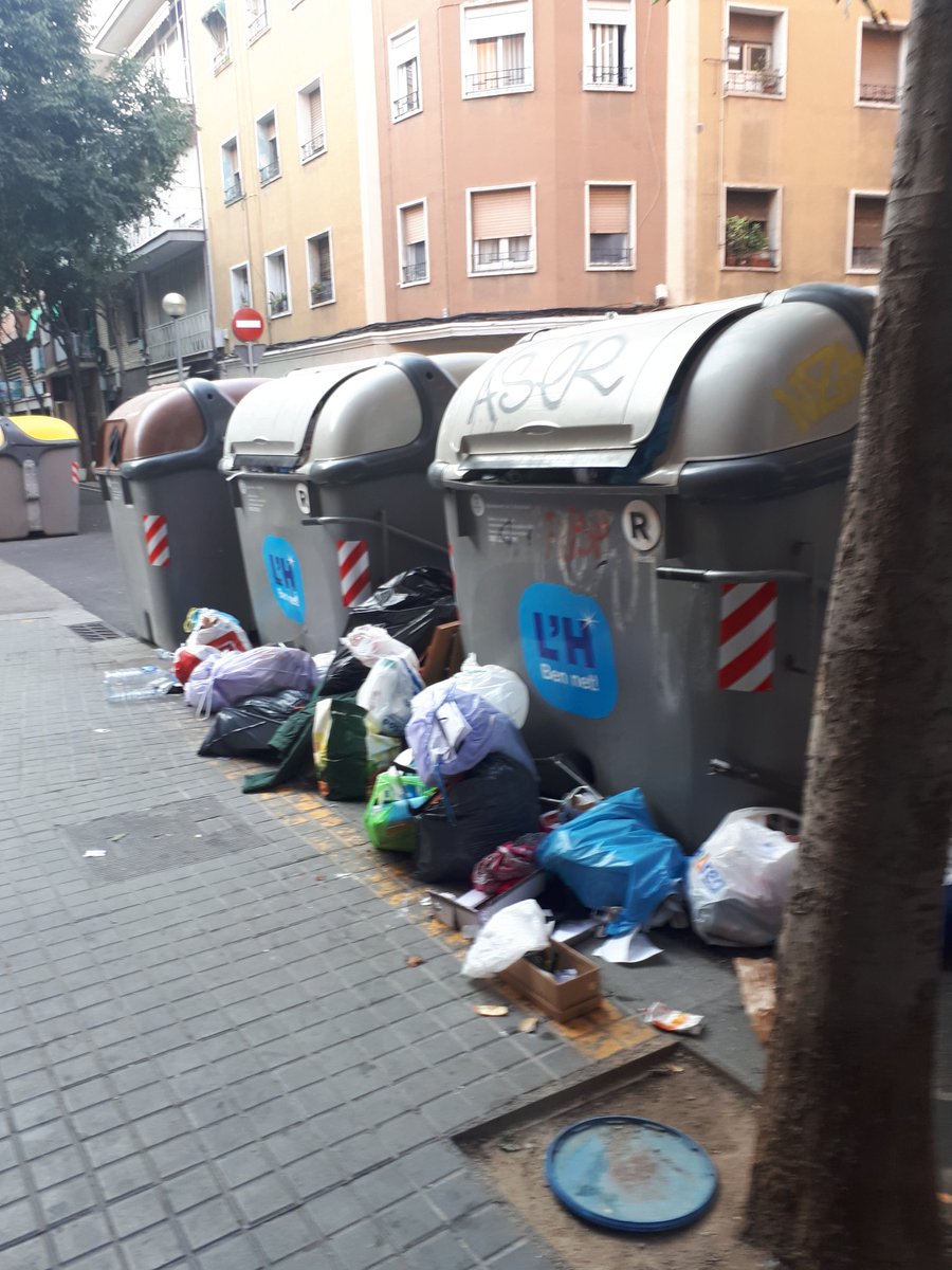 mferra69's tweet photo. @nuriamarinlh així és com està el carrer Orient a les 19h des de fa un setmana. La pudor és insuportable. Demà al matí, aquestes bosses hauran estat obertes i tota la porqueria haurà estat escampada pel carrer. De debò se sent orgullosa de la seva feina en aquesta ciutat??? https://t.co/85keUBVtXj