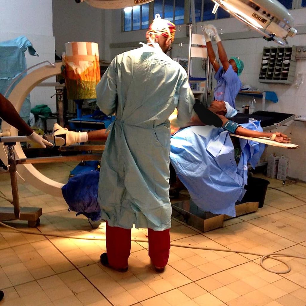 DrKebsun's tweet photo. The Orthopaedic EFSTH “A-team” assembled in theatres on Saturday, on their day off, to try and give a grandmother (who looks after an orphan) a chance at walking again where fortunes &amp; finances would have likely otherwise condemned her to wheelchair or worse #CreateHealingHope https://t.co/A082uocRiJ