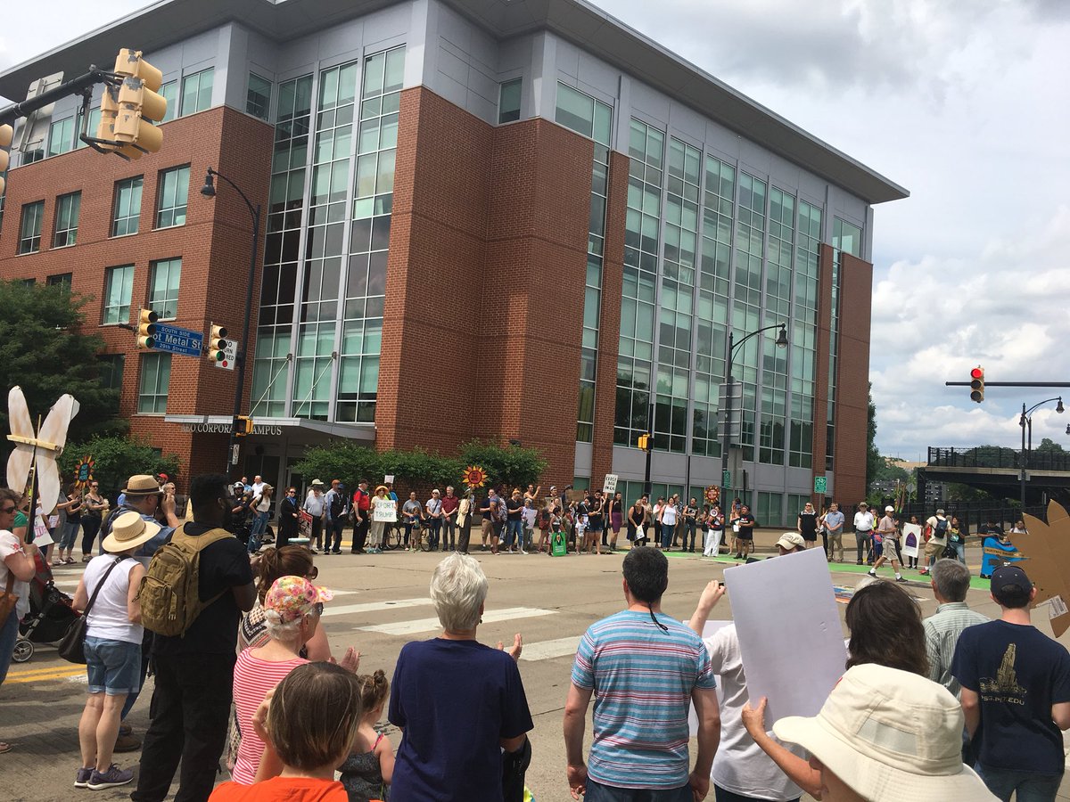 PIIN_SW's tweet image. BREAKING: Hundreds shut down Hot Metal St. &amp;amp; S. Water St. to demand that the Trump administration #KeepFamiliesTogetether.