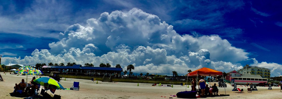 kevin_abbotwx's tweet photo. Another day in Florida. No mountains or hills storms every day and they go every direction and randomly die and pop up. Gotta love it. #cloudmountain https://t.co/2lLBMYnSUm
