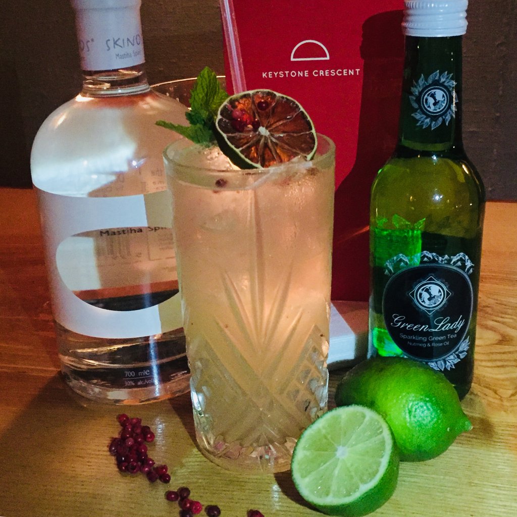 ATTENTION: July cocktail of the month! Meet ‘Feisty Miss Tea”; Mastiha, Fresh Lime with a kick of Pink Pepper, Ginger, all topped off with Green Lady sparkling green tea #mastiha #greenladyno1 #summerdrinking #cocktails #keystonecrescent #london #londonbar #speakeasy #secretbar