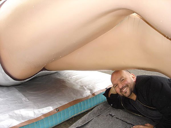 gillesakacake's tweet photo. any Lamb out there knows if Philip is still around ? back in the days he bought @MariahCarey 's legs (well, not her real legs lol, the replica they did for Legs of a Goddess sponsored by Gillette & proceeds benefiting underprivileged kids) :-) https://t.co/Yk7ywNNeKU