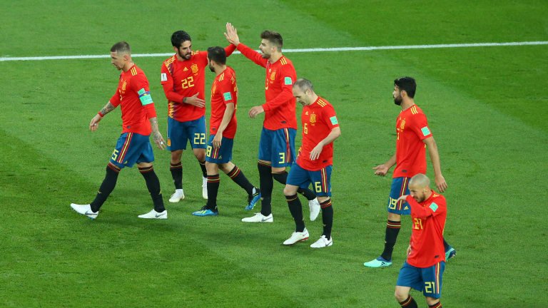 Setelah gol Iago Aspas yang sempat dianulir namun disahkan setelah VAR, skor 2-2 poin Spanyol naik kembali mjd 5, dan skor di pertandingan sebelah tiba-tiba jadi seri, akhirnya Spanyol lolos sbg juara grup B😂 Sudah cukup drama gengs?