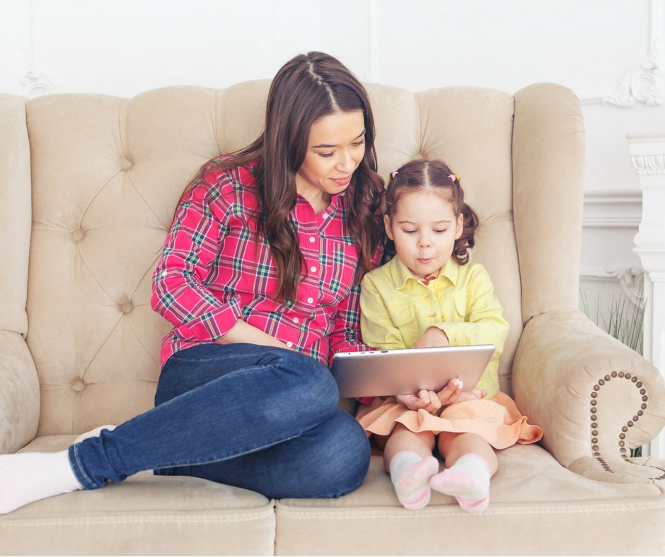 Мама учит юную дочь. Мама учит юную дочь. Ребенок изображает взрослого. Интересы ребенка. Мама с дочкой за столом.