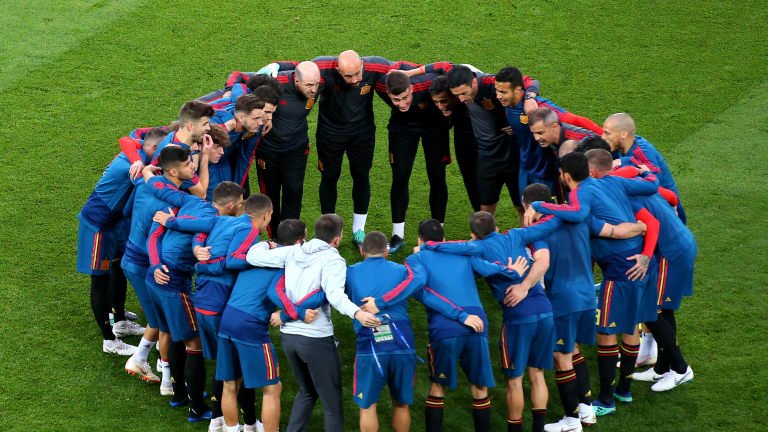 Next match udh masuk babak penyisihan, vs Uruguay! Eh salah, vs Russia maksudnya. Tadi udah draft tweet siap2 lawan Uruguay padahal😅😅😅 VAMOS!! #ESP #HagamosQueOcurra