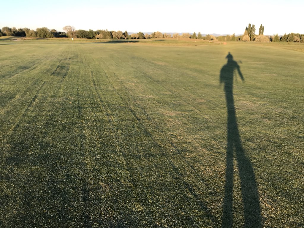 lammyslowdown's tweet photo. Long #shadow at the end of a longer day. 

Tale of the tape: 30.3 miles, 458 strokes, 100 holes, 6 birdies 🐦, 34 pars. 

Blisters screaming #NoMas after 11 sets of 9. I said #UnoMas 

#SolsticeChallenge #WastingSunday @TetonLakes
🏴󠁧󠁢󠁳󠁣󠁴󠁿⛳️🌄 https://t.co/qKRGuGxJPN