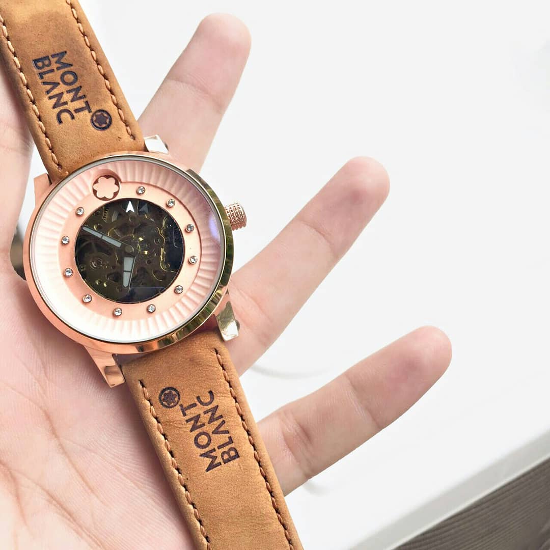 FBloggers11's tweet image. ❤ * ITS MONTBLANC AUTOMATIC* 
*Montblanc
 For Men
 7A
Original model
 Feature- 
-Round case
-Brown leather strap 
-Heavy Quality 
-Day Night dial(change colour)
⭐ *Price-Rs-3550 /-Plus ship* ⭐
*with brand box📦 *
* Same day Ship ❤*
📲 What&apos;s app- 9990624415
Fashion_bloggers11