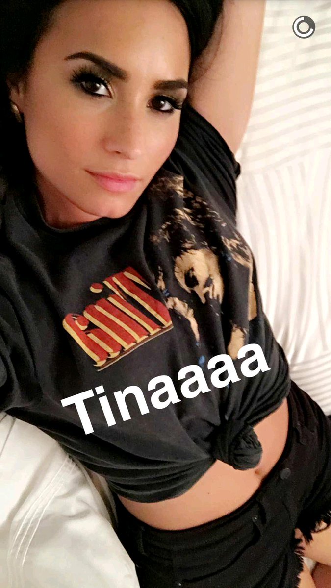 2018 Teen Choice Awards - #ChoiceSnapchatter 

RT for Ariana Grande 
LIKE for Demi Lovato