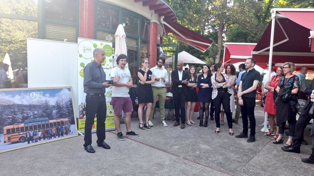 Estelle_Kfmn's tweet photo. Cocoshaker, incubateur social clermontois, réunissait ce soir ses partenaires au jardin Lecoq 🥂 
L'occasion de (re)découvrir les projets des incubés💡et de mettre en lumière une pépite locale qui rayonne sur notre territoire comme à l'international, notre partenaire Picture 🚀 https://t.co/ABBqa1eu96