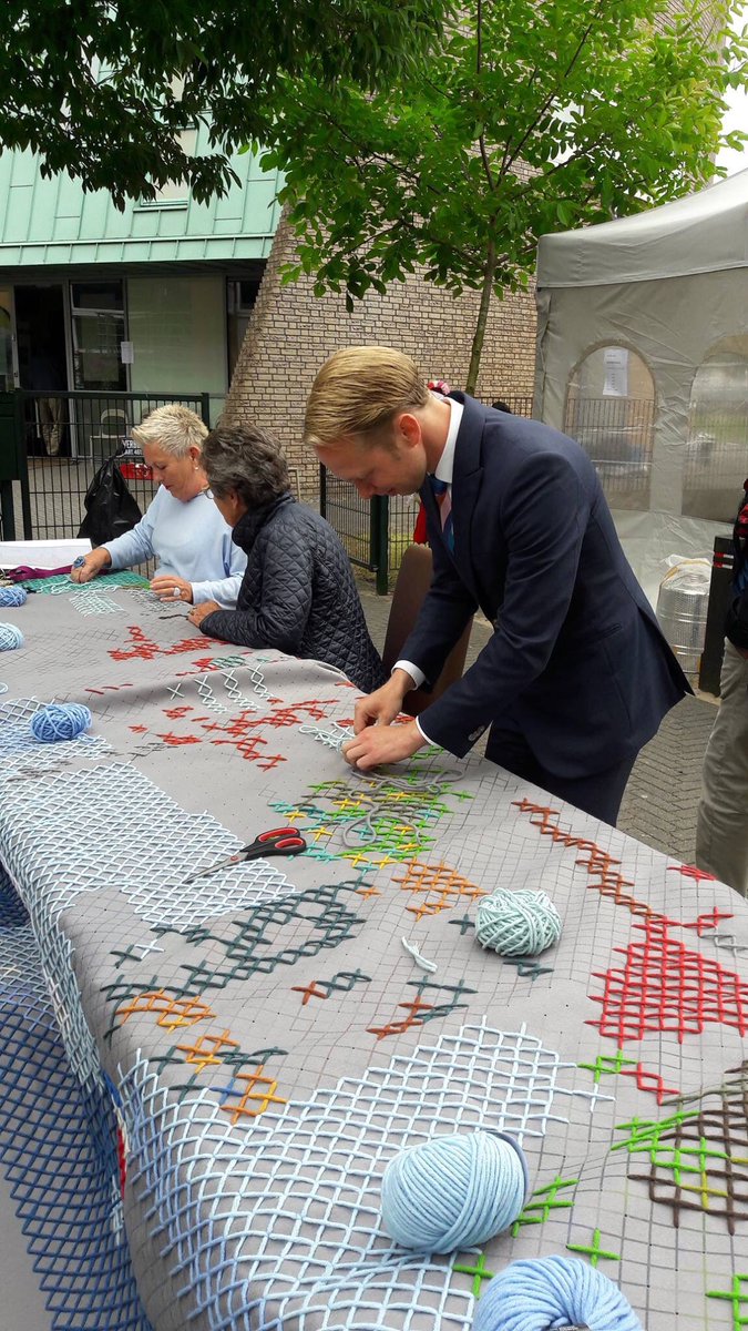 Reizend Wandkleed was 23 juni bij Turks Cultureel Festijn - ook burgemeester Gerdo van Grootheest is al bordurend gesignaleerd!