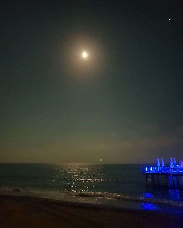 Ay ışığı. #sueno #suenodeluxebelek #iskele #moon #not #bluemoon #antalya #akdeniz #humidity #water #lotsofwater #sea #salty #mediterraneansea #mediterranean #stars #lensflare #beach #natural #gradient #pier ift.tt/2KkMQwD
