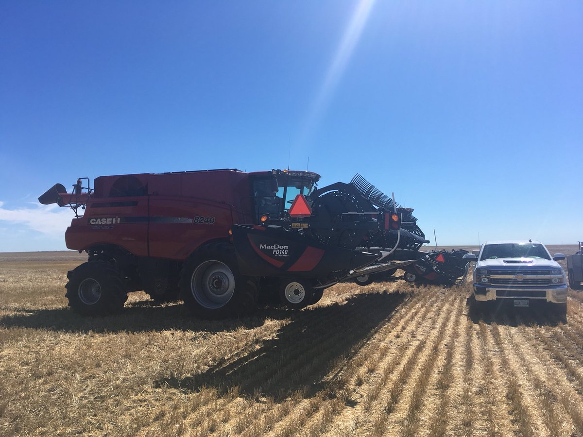 ColeMcMahon5's tweet photo. Beautiful day in southwest Kansas! #customharvest18 #caseih #macdon https://t.co/9LTO7LeQ93