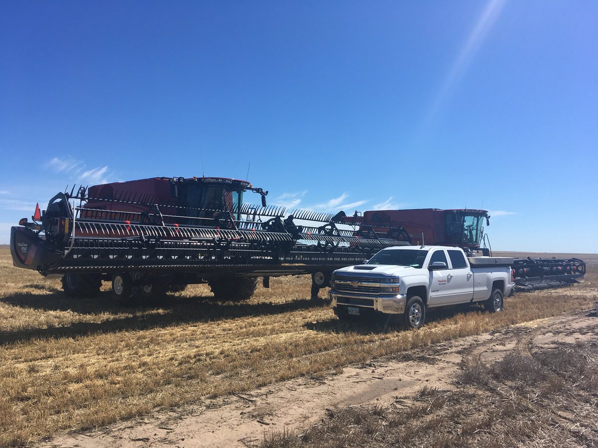 ColeMcMahon5's tweet photo. Beautiful day in southwest Kansas! #customharvest18 #caseih #macdon https://t.co/9LTO7LeQ93