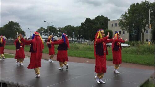 Culemborg700's tweet photo. Het was gezellig druk bij het Turks Cultureel Festijn. Er waren volop culturele activiteiten zoals Turks traditioneel volksdansen, kindervoorstellingen, henna, painting, schminken, lekkere hapjes en warme broodjes. Dankzij het mooie weer en de leuke sfeer was het heel gezellig. https://t.co/971MrqxgIw