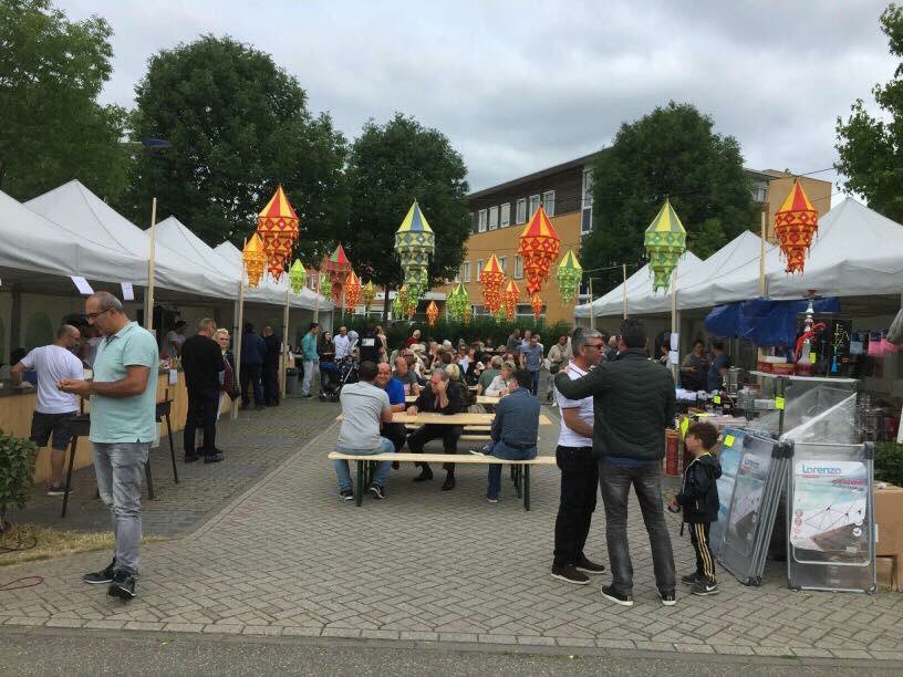 Het was gezellig druk bij het Turks Cultureel Festijn. Er waren volop culturele activiteiten zoals Turks traditioneel volksdansen, kindervoorstellingen, henna, painting, schminken, lekkere hapjes en warme broodjes. Dankzij het mooie weer en de leuke sfeer was het heel gezellig.