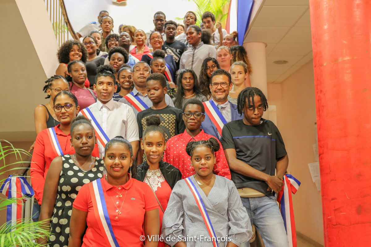 ComStfrancois's tweet photo. #RetourEnImages sur la #cérémonie de #citoyenneté du vendredi 22 Juin 2018 au cours de laquelle les #CartesElectorales ont été remises aux #jeunes #majeurs de la ville de #SaintFrancois
La suite des #photos ➡️ https://t.co/A80ufmJqVI https://t.co/gamhdQEOWU