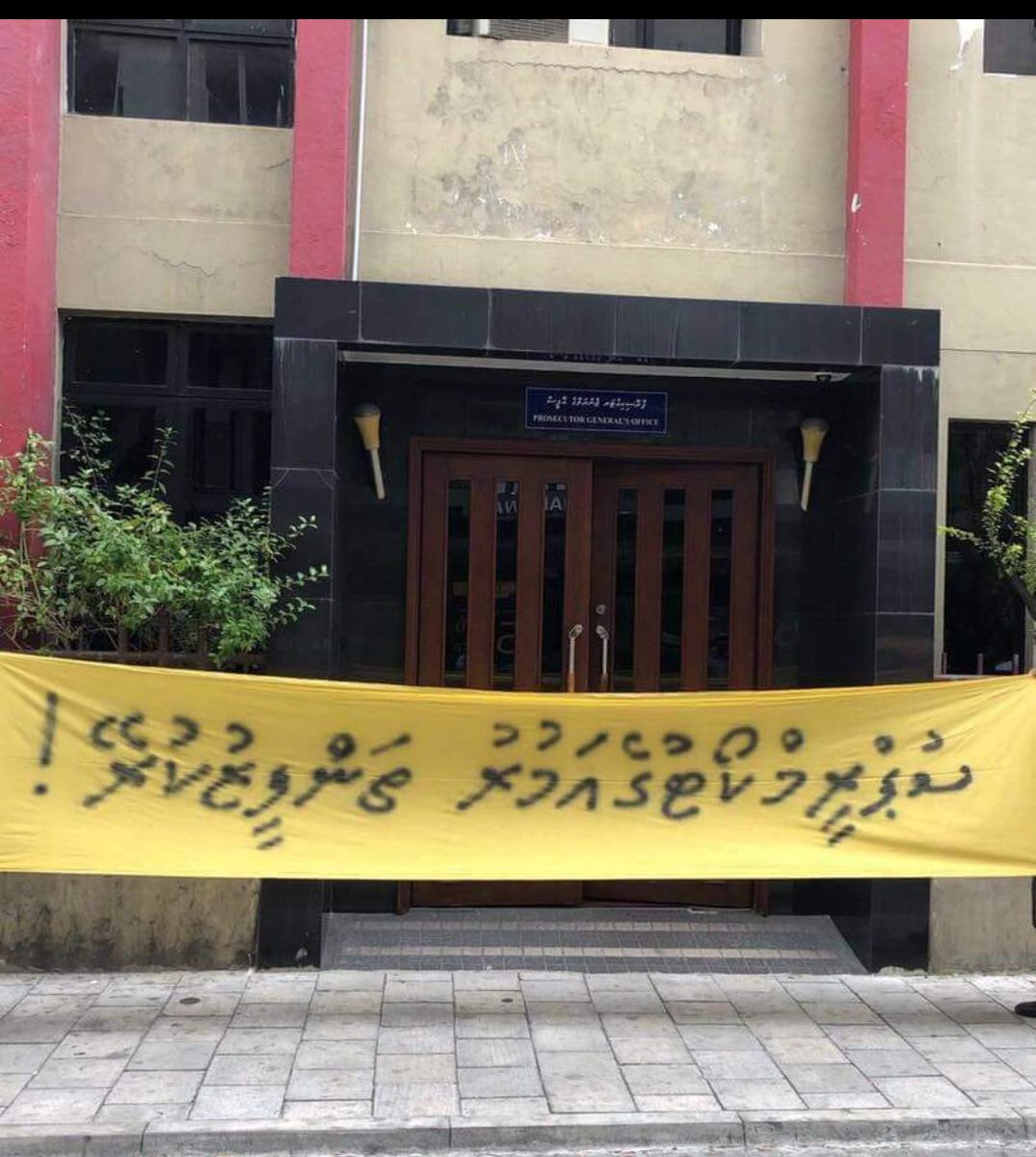 adduXfiles's tweet photo. Maa gina vaahaka nudhahkaa #1Feb18 gai Supreme Court ge fandiyaarun nerunu hukumu thanfeezu kurey.
E hukumu thanfeezu nukoh dhahkaane bahanaa thakeh neiy!
E hukumu thanfeezu nukoh SC ge furaalhun tinu nagaigen 2 judgun nagaa golhiah laafa salaamathun nuthibeveyne. https://t.co/F7rRN1ZAWR
