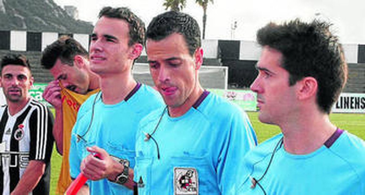 Desde el #CDRincon queremos felicitar a Abraham Dominguez Cervantes arbitro Rinconero por su ascenso a 2ª División 
Liga 1,2,3 de fútbol profesional,muchas felicidades y nos alegramos mucho de todos tus éxitos!!
ENHORABUENA!!