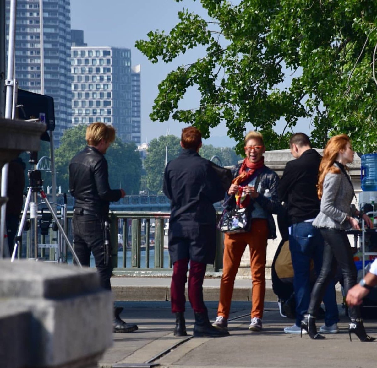 📸| Novas|Antigas fotos da <a href="/Kat_McNamara/">Katherine McNamara</a> com o Dom e com o Luke gravando em Paris. 

(Via IG - airam_morales_)