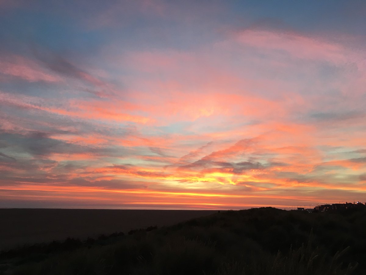 angie04550003's tweet photo. Was glorious sunset tonight in st Annes https://t.co/SYDsGUke1y