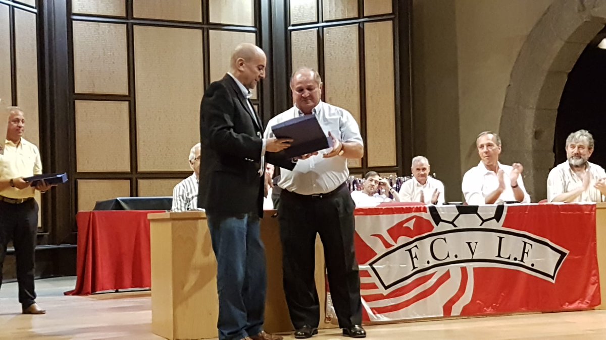 CDCebre's tweet photo. Nuestro Presi, Ángel Sastre, ha recogido esta tarde la mención a MEJOR DIRECTIVO DE UN CLUB DE FÚTBOL otorgada por la Delegación Provincial de la @FCyLF en la VIII Gala Provincial del Fútbol.

#OrgulloVerdiblanco https://t.co/VdU8oV4OLk