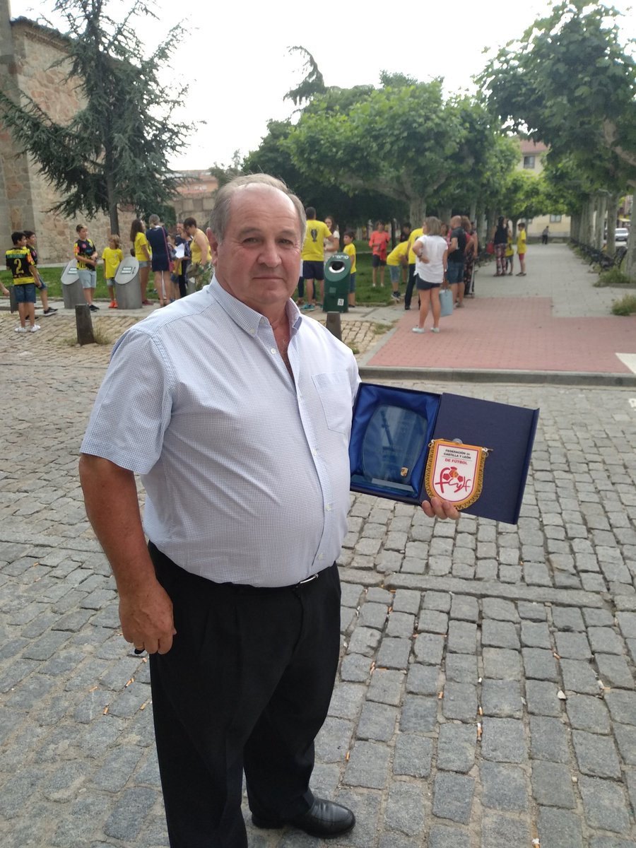 CDCebre's tweet photo. Nuestro Presi, Ángel Sastre, ha recogido esta tarde la mención a MEJOR DIRECTIVO DE UN CLUB DE FÚTBOL otorgada por la Delegación Provincial de la @FCyLF en la VIII Gala Provincial del Fútbol.

#OrgulloVerdiblanco https://t.co/VdU8oV4OLk