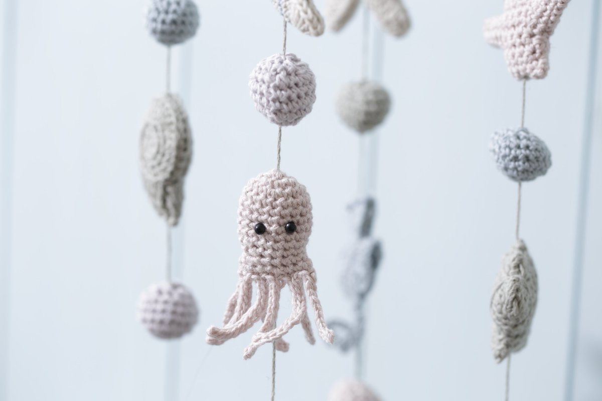 編み物 By 日本ヴォーグ社 Pa Twitter ちいさなモチーフはモビールにするとインテリアに 18毛糸だま夏号より 毛糸だま