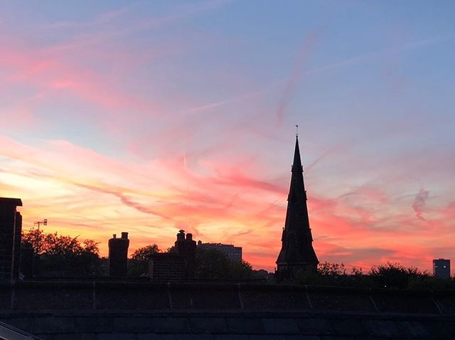timfishdesign's tweet photo. Mad sunset. #sunset #sheffield #sky https://t.co/owHfYSQzex https://t.co/yiYJS1dzVz