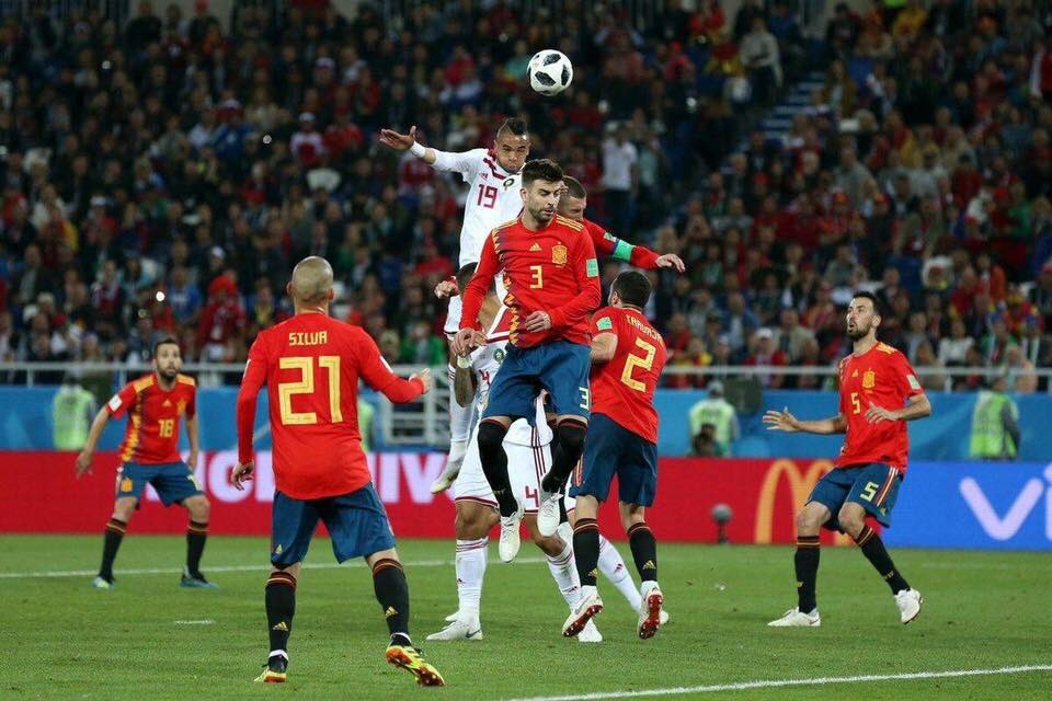 MawiiZah's tweet photo. هادي كن عملها كريستيانو كانو حطوها فامتحان الفيزياء و يجلسو يحسبو الطول و الارتفاع😂 #المغرب_اسبانيا https://t.co/SgVmayIwhF