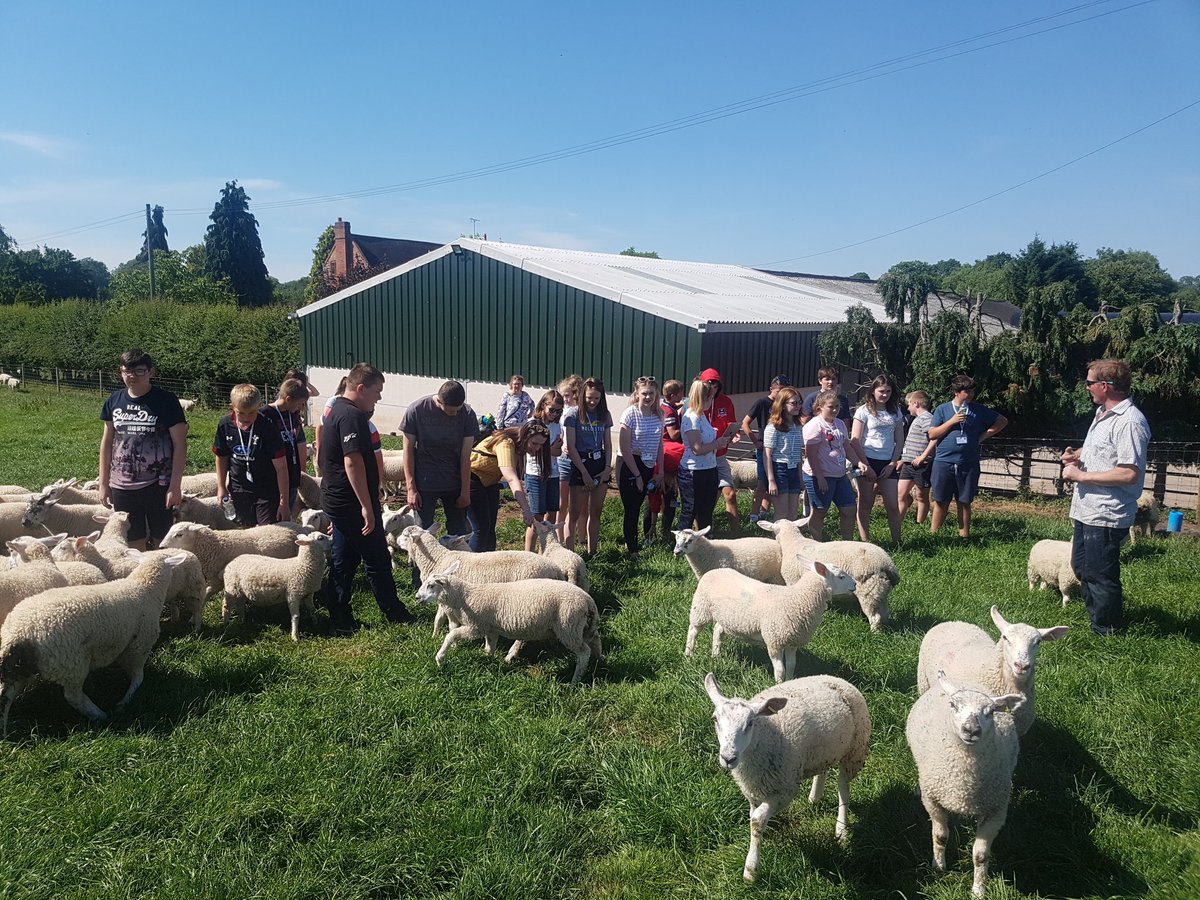amaethYHR's tweet photo. Diolch i @Sam1bar am daith gwych o amgylch ei fferm. Disgyblion ac athrawon wedi mwynhau mas draw. Thank you Sam and Zoe for a very interesting tour, pupils and staff thoroughly enjoyed, we will be back @YsgolHR https://t.co/LyNiPgeTMl