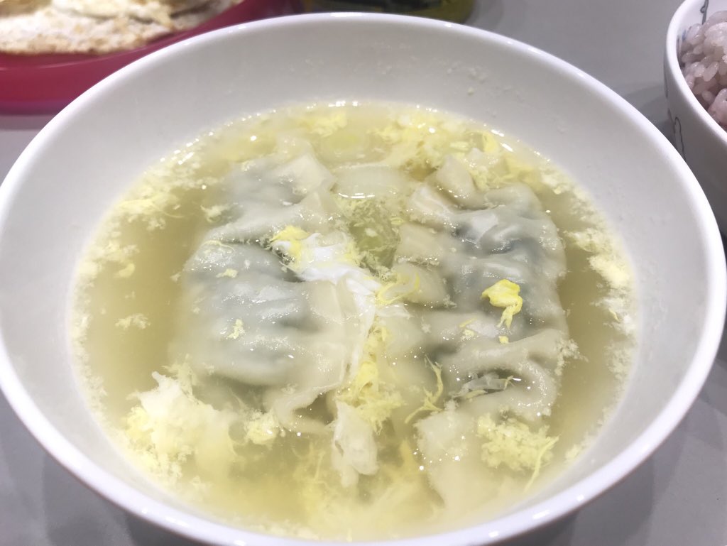 namhoon's tweet image. 정치신세계 쇼핑몰에서 판매중인 포항일성 건어물 다시팩으로 육수를 끓이고 만두를 풍덩. 대파를 송송, 계란을 풀고 간장으로 맛을 내봤다. 내일은 대차게 술을 마시고 모래아침엔 콩나물국을 끓여볼까한다. 제품링크=&amp;gt; s.godo.kr/5q4j