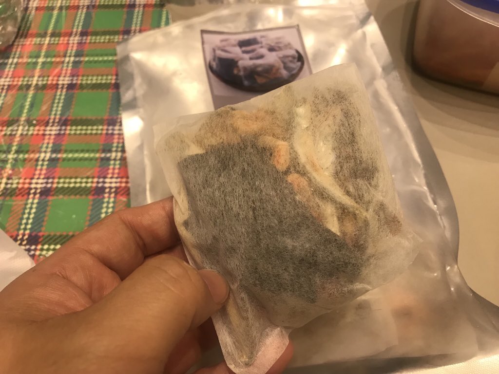 namhoon's tweet image. 정치신세계 쇼핑몰에서 판매중인 포항일성 건어물 다시팩으로 육수를 끓이고 만두를 풍덩. 대파를 송송, 계란을 풀고 간장으로 맛을 내봤다. 내일은 대차게 술을 마시고 모래아침엔 콩나물국을 끓여볼까한다. 제품링크=&amp;gt; s.godo.kr/5q4j