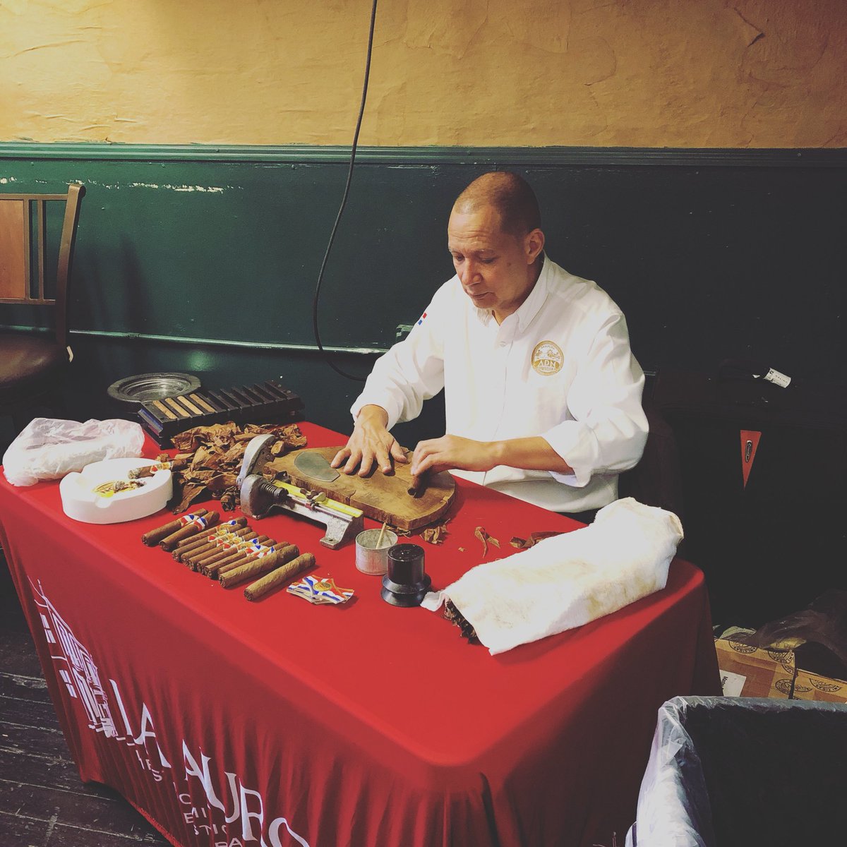 3DsCigars's tweet photo. We are having a great time with @laauroracigars and watching the amazing art of #handrolledcigars! Stop by for deals and to get your #freshcigar! #cigarevent #laauroracigars #cigarlife https://t.co/6tTjNoFsNb
