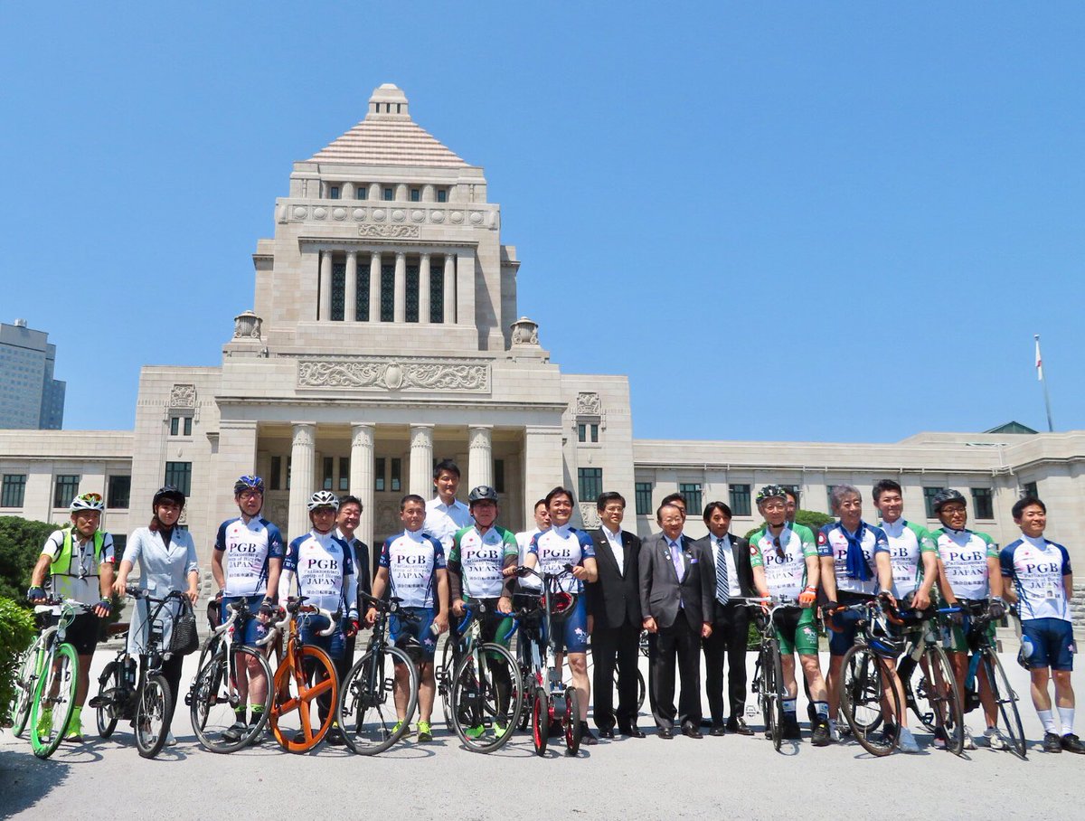 nekotanchan's tweet photo. おはようございます。 昨日、私が幹事長を務める超党派 自転車活用推進議員連盟 主催で、６月８日に「自転車活用推進計画」が閣議決定されたのを記念して『青空総会』を国会議事堂前庭で開催、「自転車活用推進計画」に基づく自転車活用推進をアピールするため 皇居一周のサイクリングを楽しみました🚴 https://t.co/NgscnXTLXC