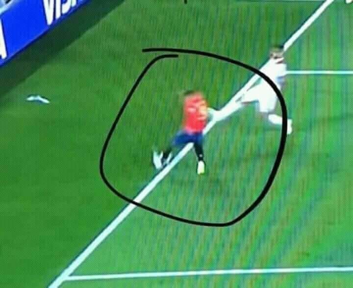 _justmed's tweet photo. Look at the Ball LOL 🇲🇦❤️💚
@MedhiBenatia @Amine_000 @ynsbelhanda @Herve_Renard_HR @FIFAWorldCup @FIFAcom 
#var_is_bullshit https://t.co/USz2yjBLog